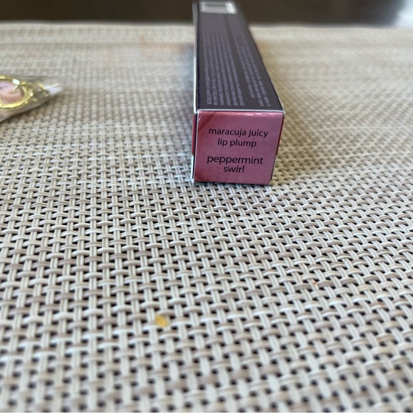 New tarte lip with charm - Picture 3 of 3